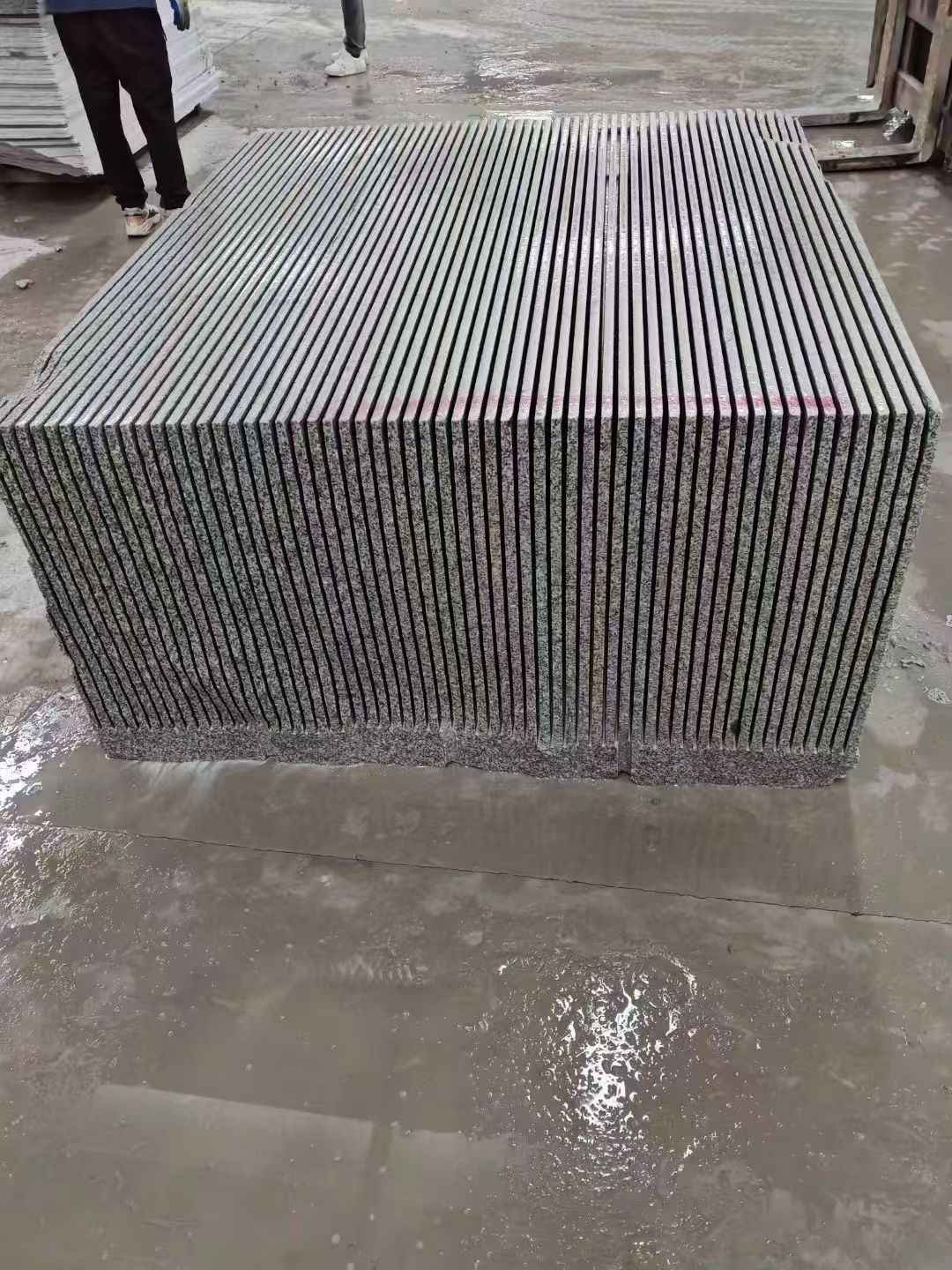 邵阳芝麻白毛板荒料切割